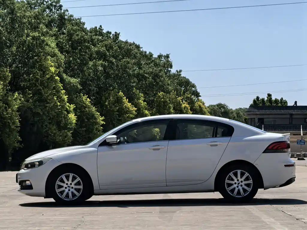 Qoros 3 观致3 2016款 三厢 1.6 L 自动致悦型