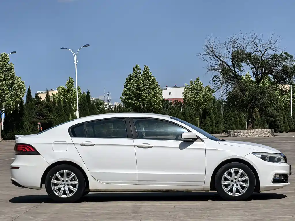 Qoros 3 观致3 2016款 三厢 1.6 L 自动致悦型