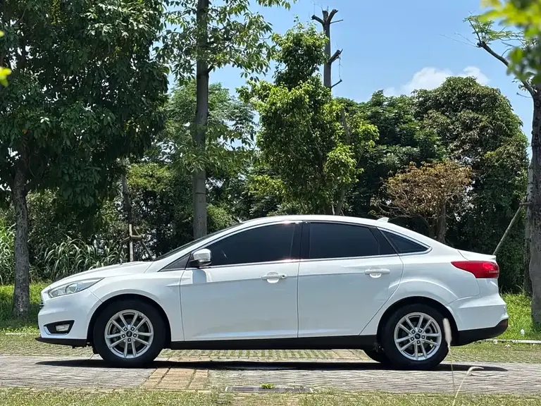 Ford Focus Sedan 1.6 L Auto Style Smart Travel