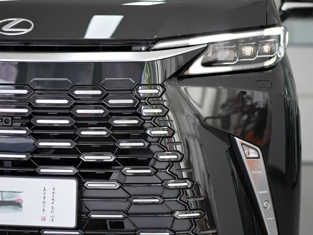 Lexus LM 500 h 6-seat Supreme