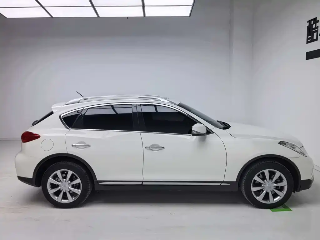 Infiniti QX50 2.5 L Joy