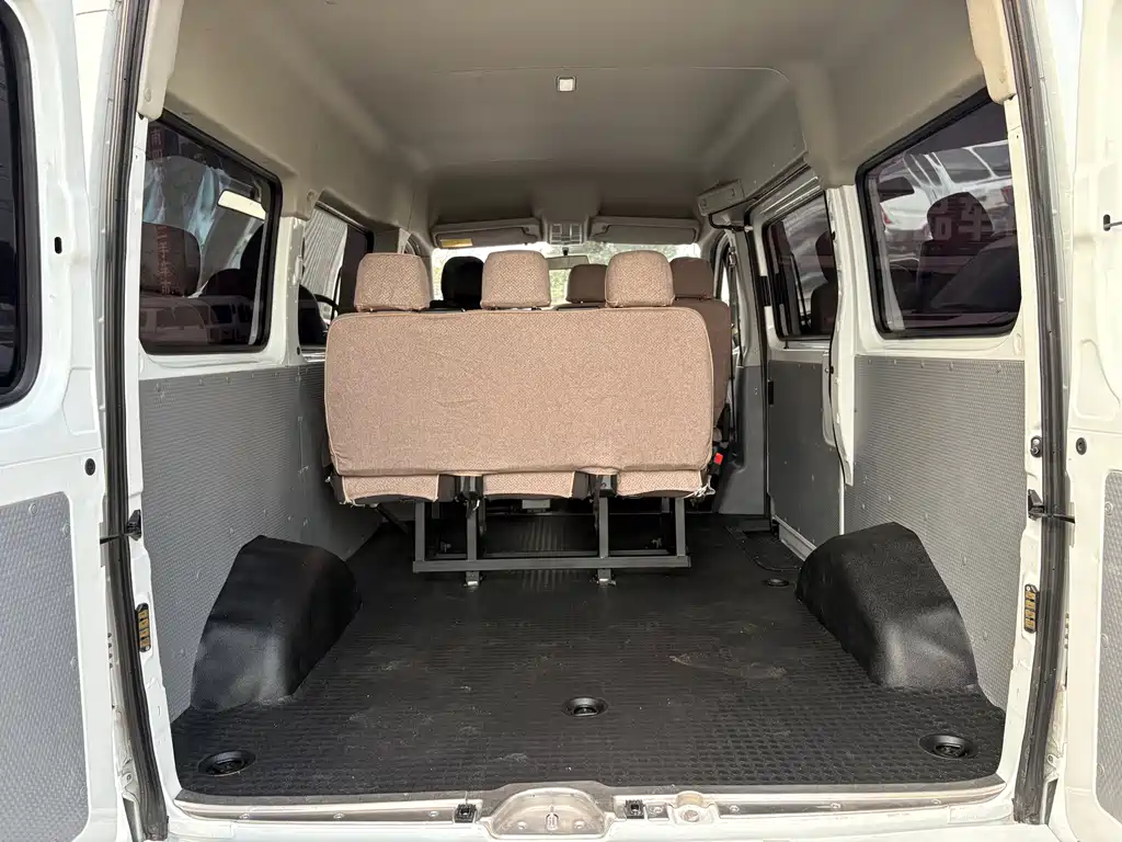 Xintu V80 2.5 T Classic6-speed Manual Aoyuntong SWB Mid Roof 5 6-seat