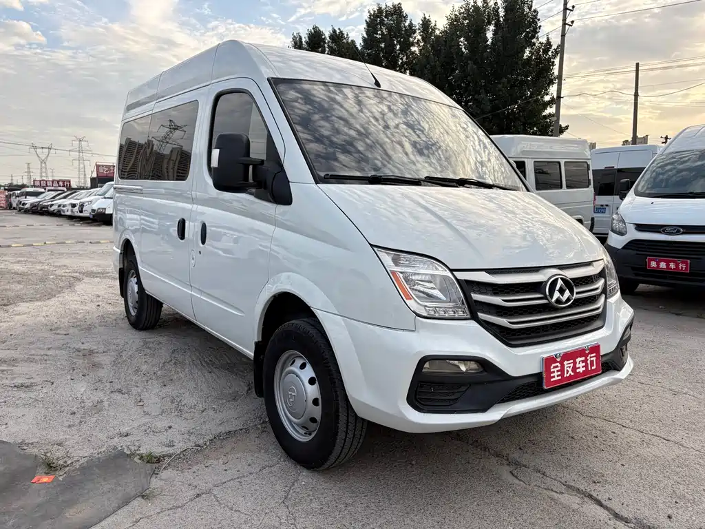 Xintu V80 2.5 T Classic6-speed Manual Aoyuntong SWB Mid Roof 5 6-seat