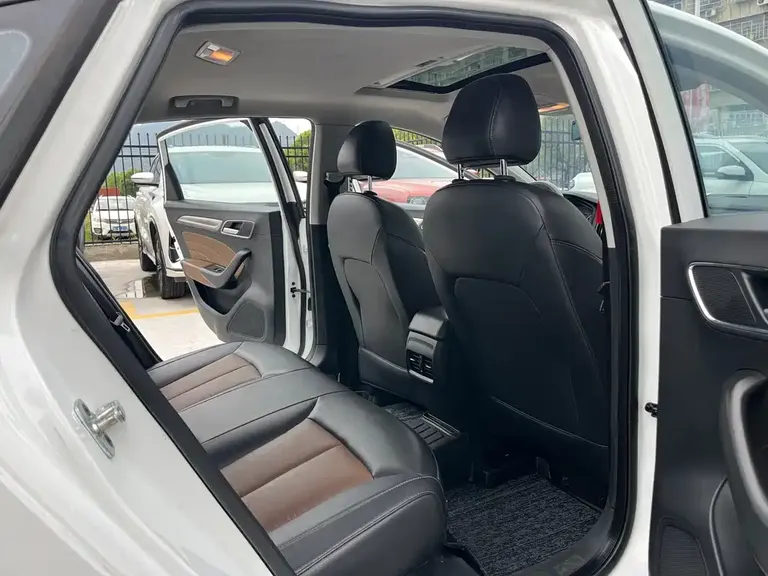 Roewe i6 Classic 20 T Auto Internet Smart Enjoyment