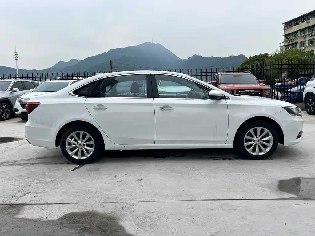 Roewe i6 Classic 20 T Auto Internet Smart Enjoyment