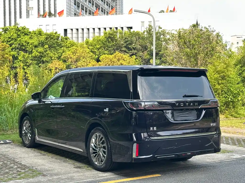 Voyah Dreamer Low Carbon Dream + Smart Enjoyment Package