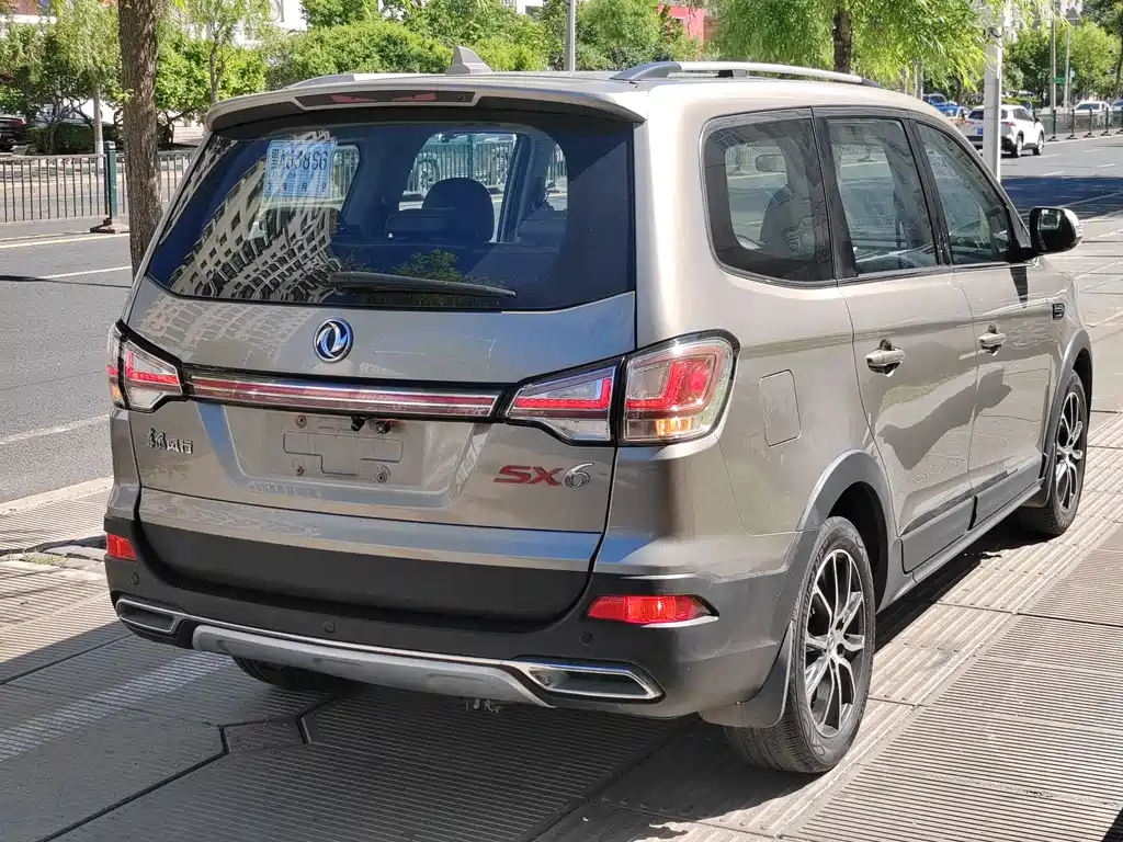 Fengxing SX6 1.6 L CVT Luxury