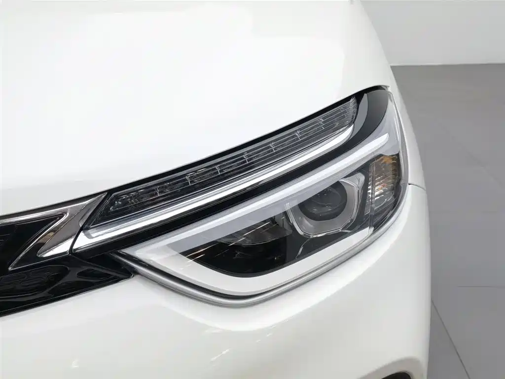 Dongfeng Fengshen AX4 东风风神AX4 2018款 1.6 L 手动潮尚型天窗版