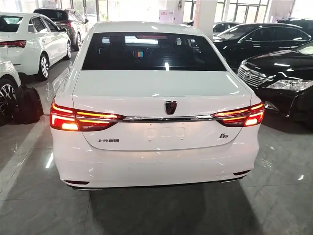 Roewe i6 Classic PLUS 1.6 L CVT 4 G Connected Glory Flagship