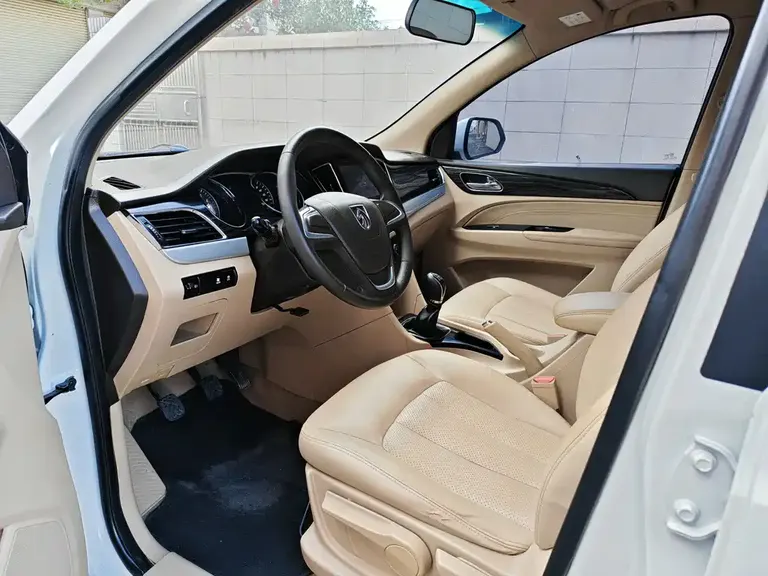 Baojun 730 1.5 L Manual Comfort 7-seat CN-V