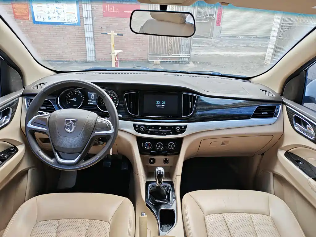 Baojun 730 1.5 L Manual Comfort 7-seat CN-V