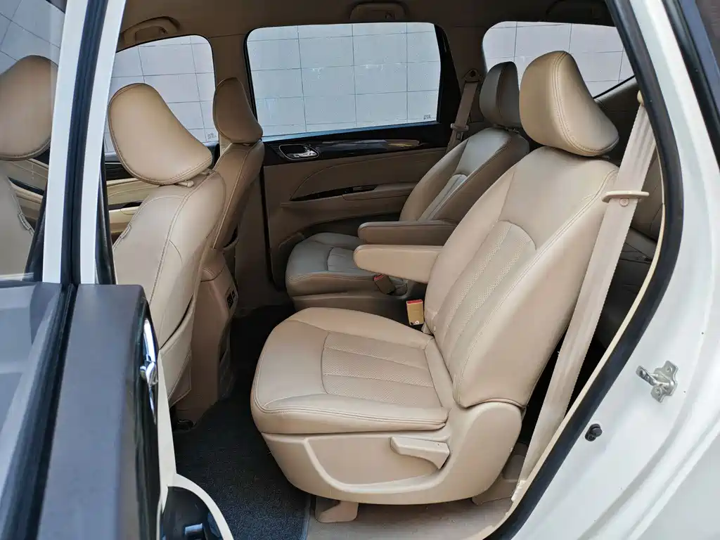 Baojun 730 1.5 L Manual Comfort 7-seat CN-V