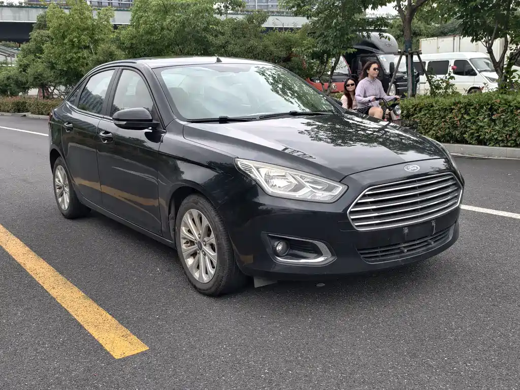 Escort 1.5 L Auto Fashion