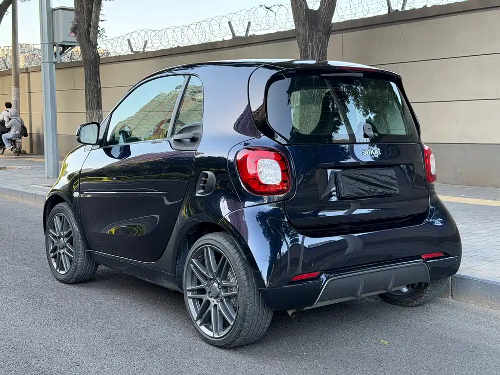 smart fortwo smart fortwo 2017款 0.9 T 66千瓦魅蓝特别版 国V