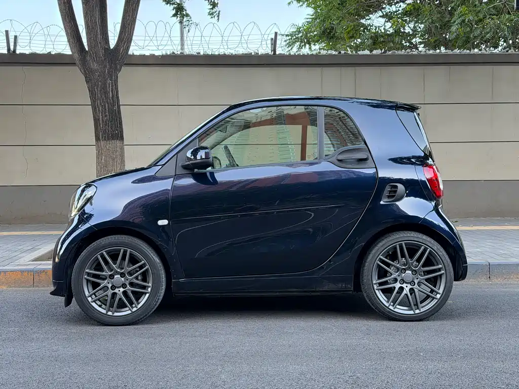 smart fortwo smart fortwo 2017款 0.9 T 66千瓦魅蓝特别版 国V