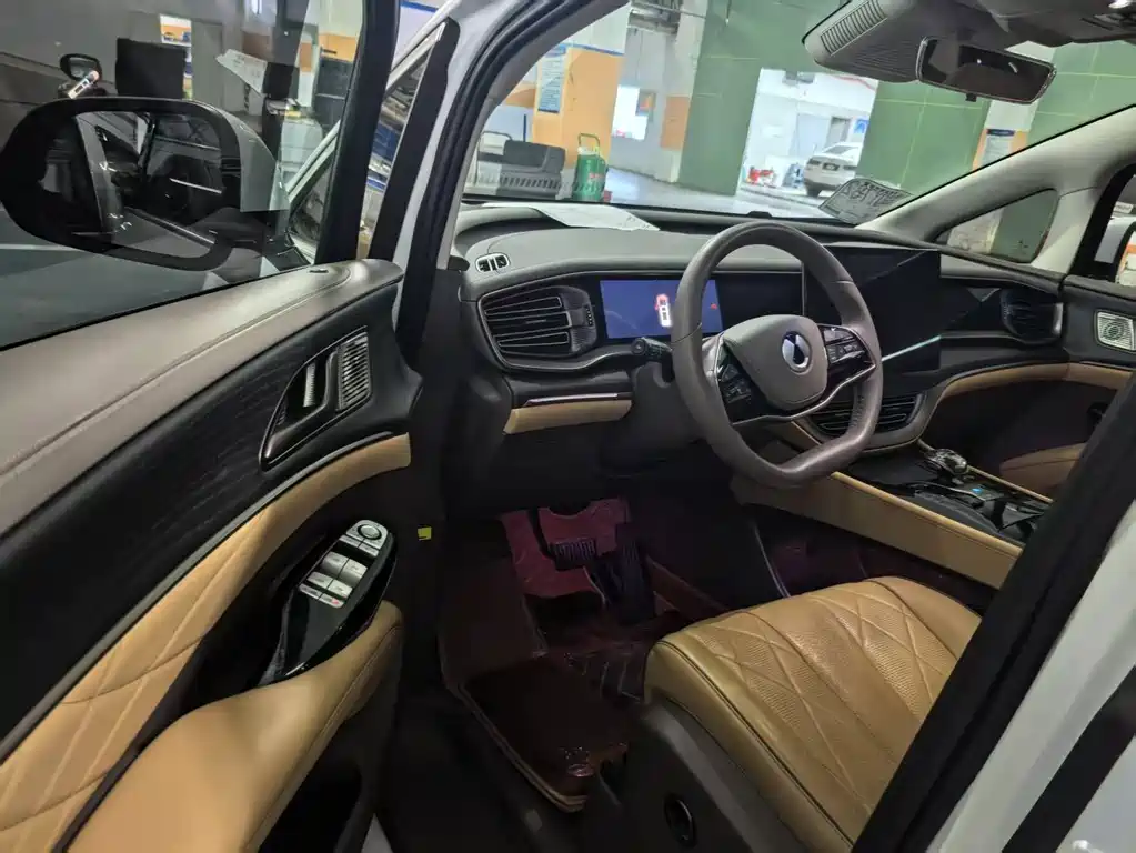 Denza D9 DM-i 970 4 WD Honored