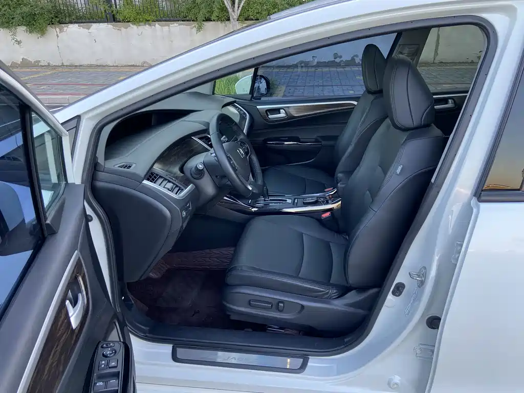 Jade 210 TURBO CVT Luxury 5-seat