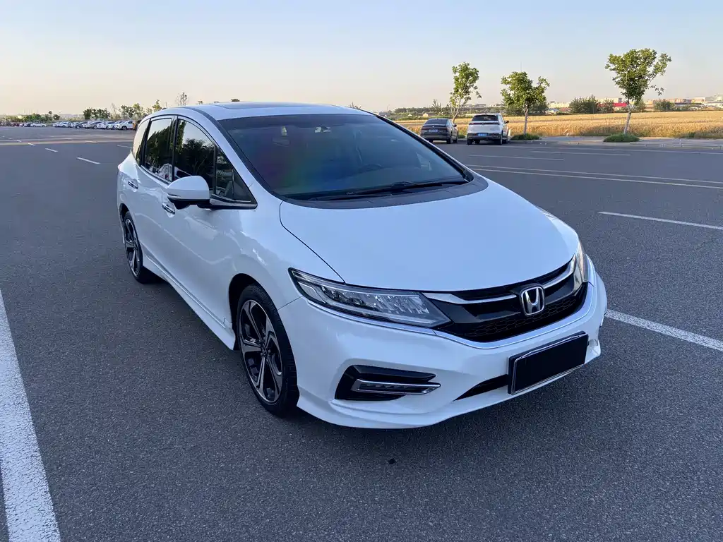 Jade 210 TURBO CVT Luxury 5-seat