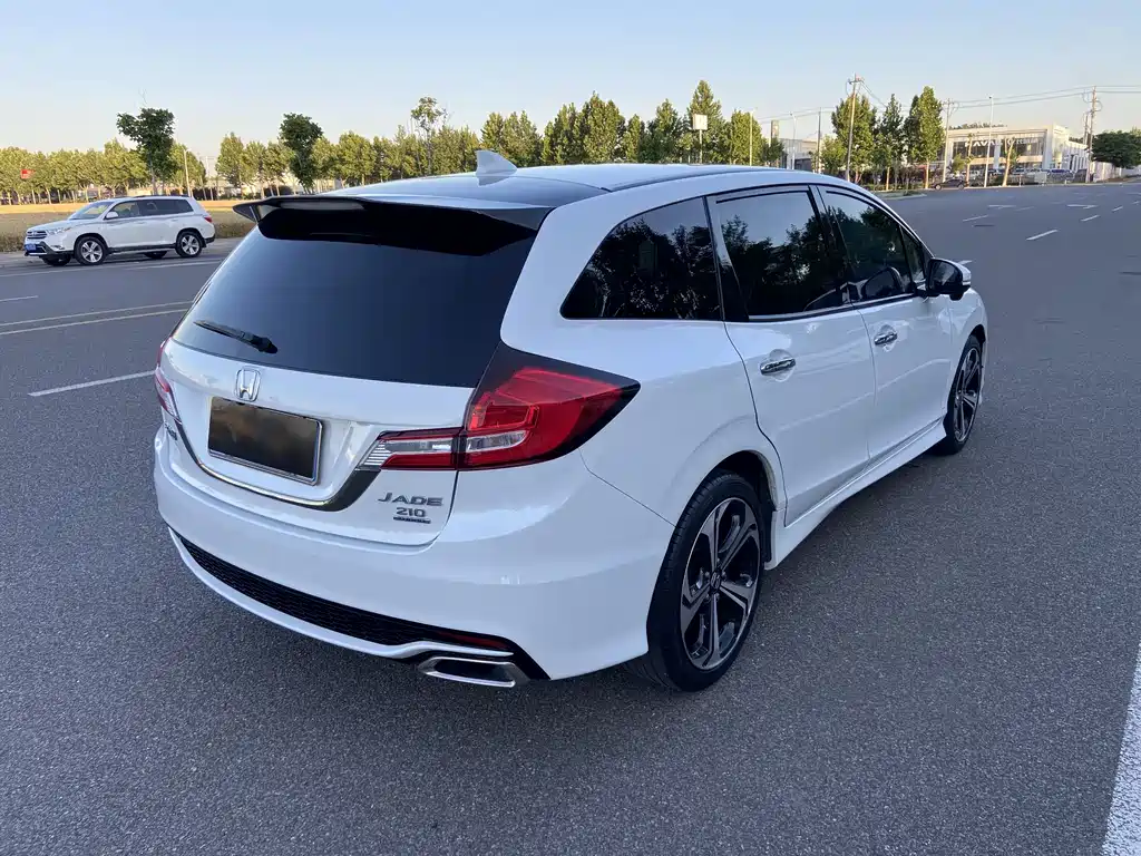 Jade 210 TURBO CVT Luxury 5-seat