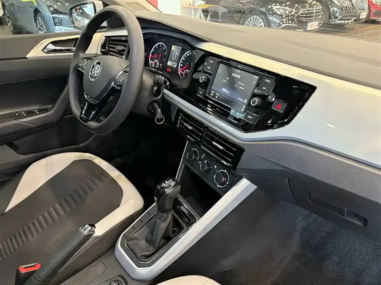 Volkswagen Polo Plus 1.5 L Auto Colorful Tech