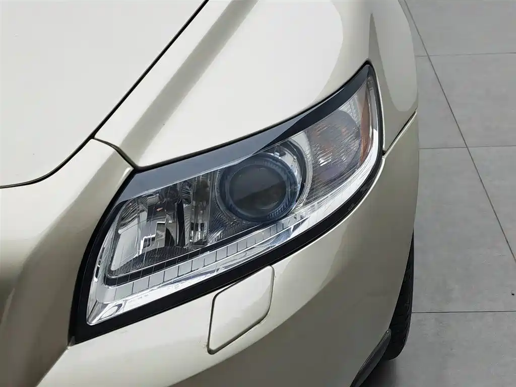 Volvo S40 沃尔沃S40 2010款 2.0 L 自动智尊版
