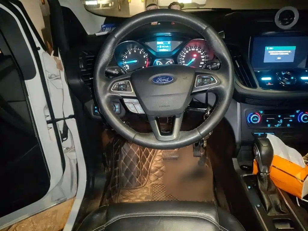 Kuga EcoBoost 180 2 WD Platinum Wing