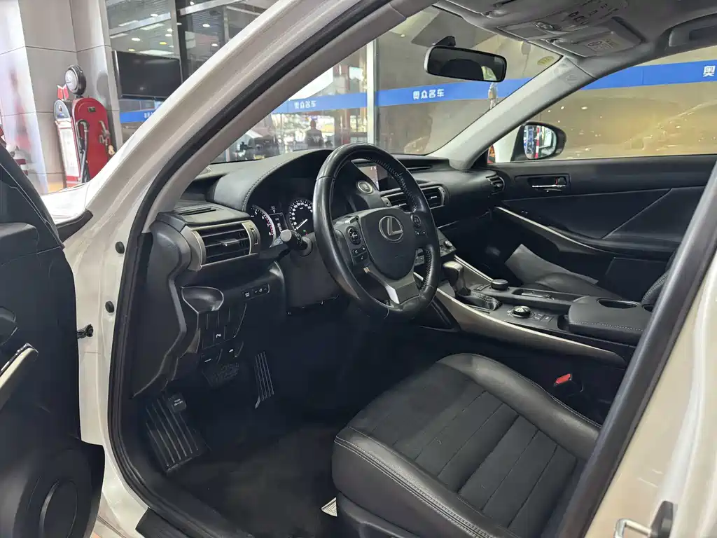 Lexus IS 雷克萨斯IS 2015款 200 t 领先版