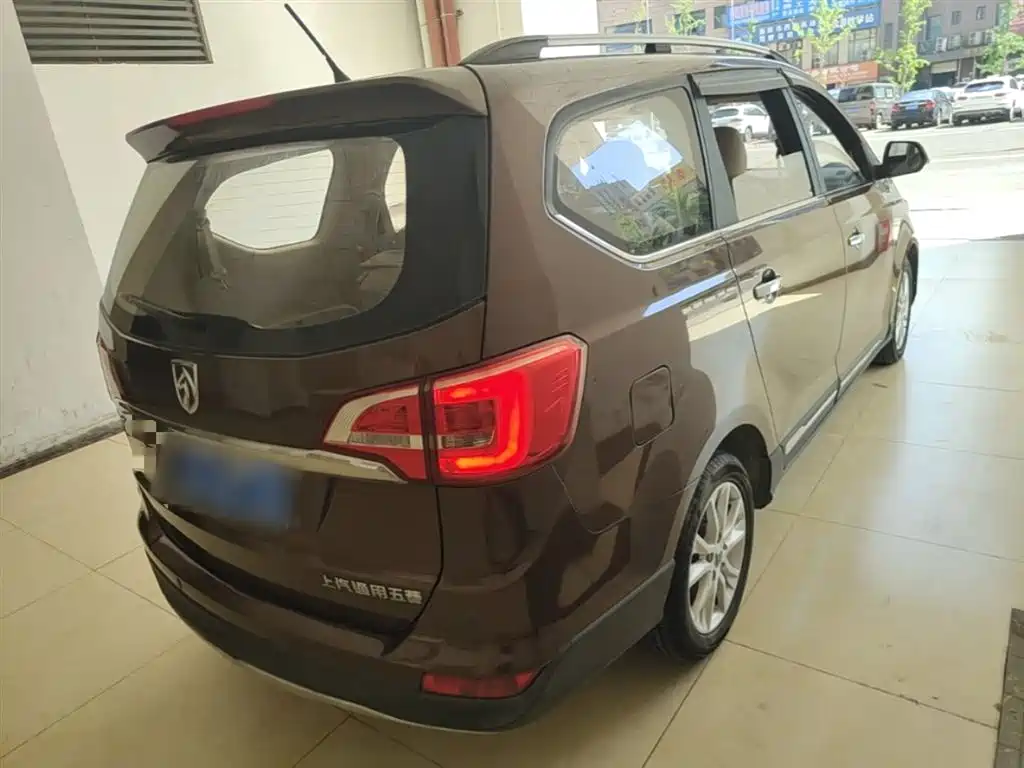 Baojun 730 1.5 L Manual Comfort 7-seat CN-V