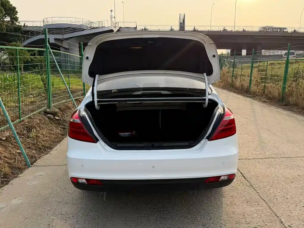 Emgrand Sedan Million 1.5 L CVT Luxury