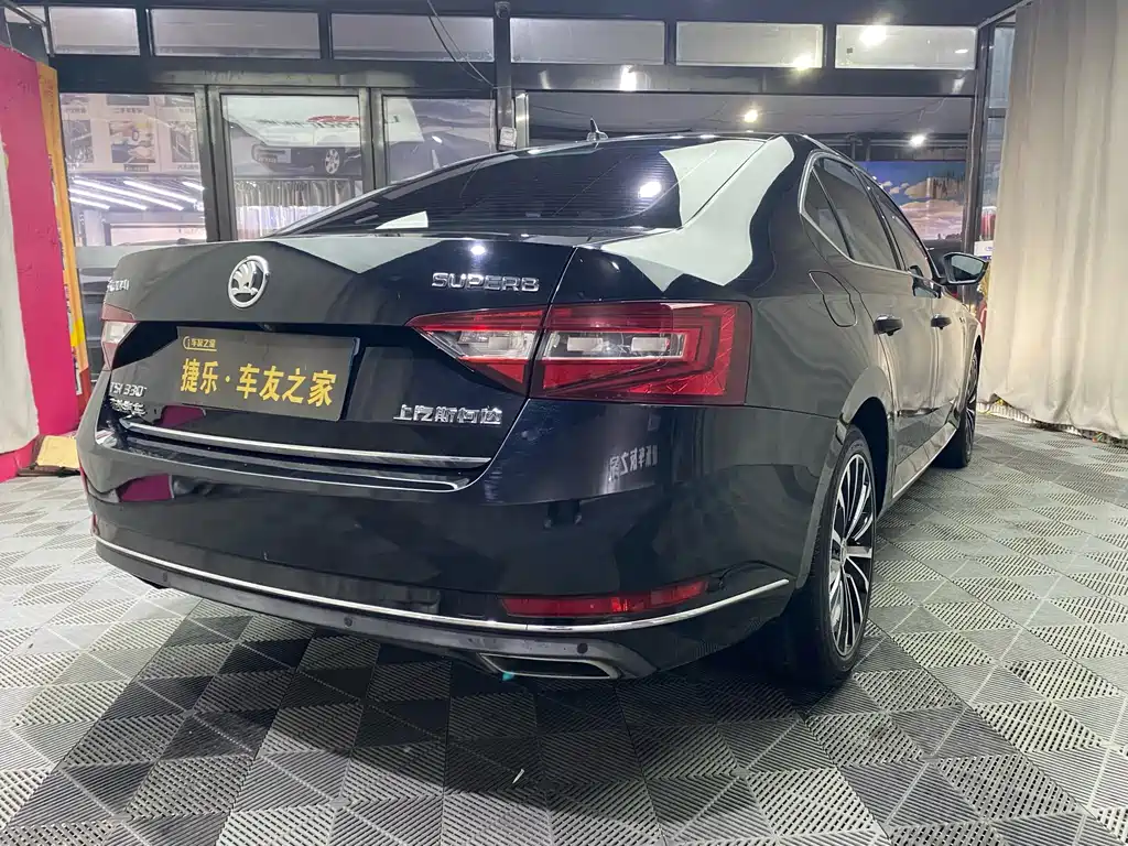 Superb TSI330 DSG Luxury CN-V