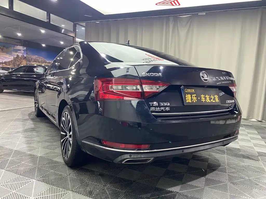 Superb TSI330 DSG Luxury CN-V