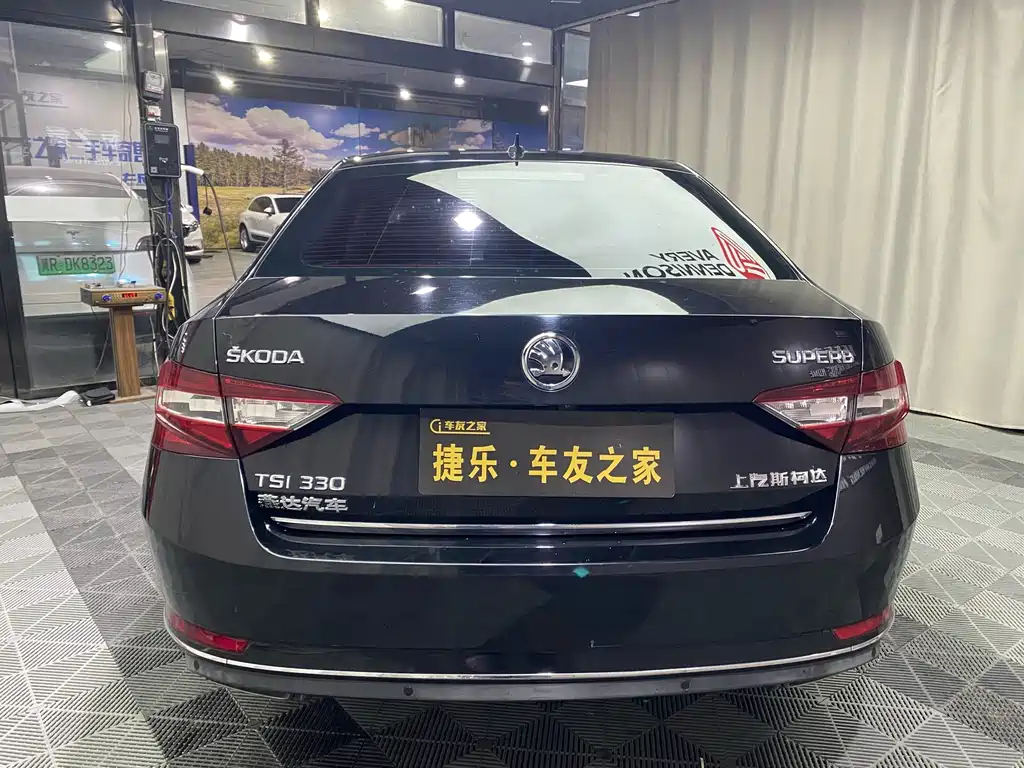 Superb TSI330 DSG Luxury CN-V