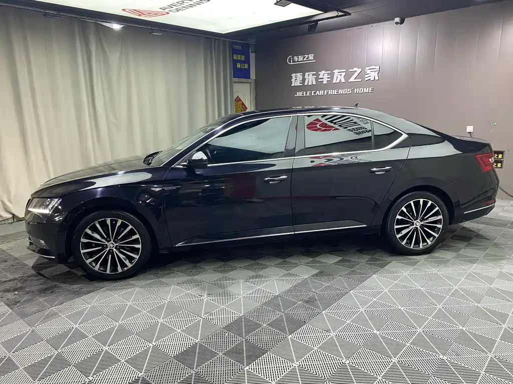 Superb TSI330 DSG Luxury CN-V