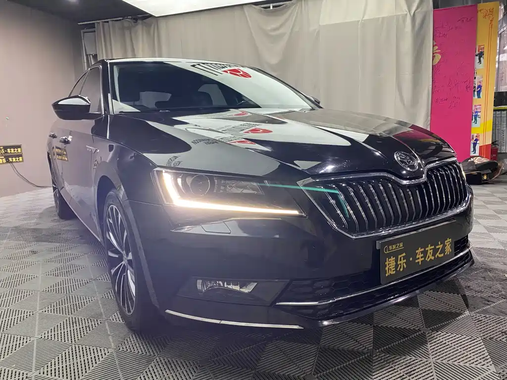 Superb TSI330 DSG Luxury CN-V