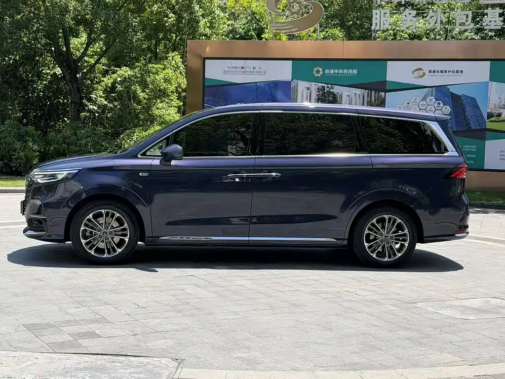 Roewe iMAX8 400 TGI Flagship