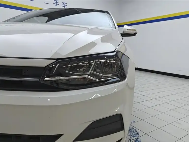 Volkswagen Polo Plus 1.5 L Auto Colorful Tech