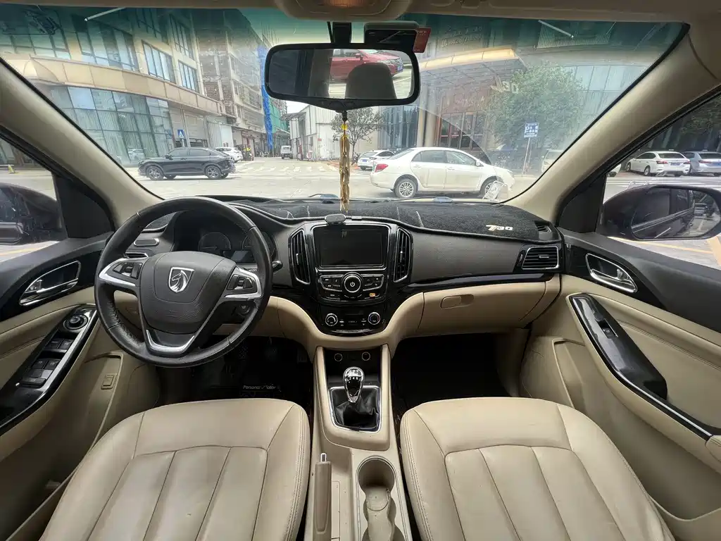Baojun 730 1.5 L Manual Luxury Navigation ESP 7-seat