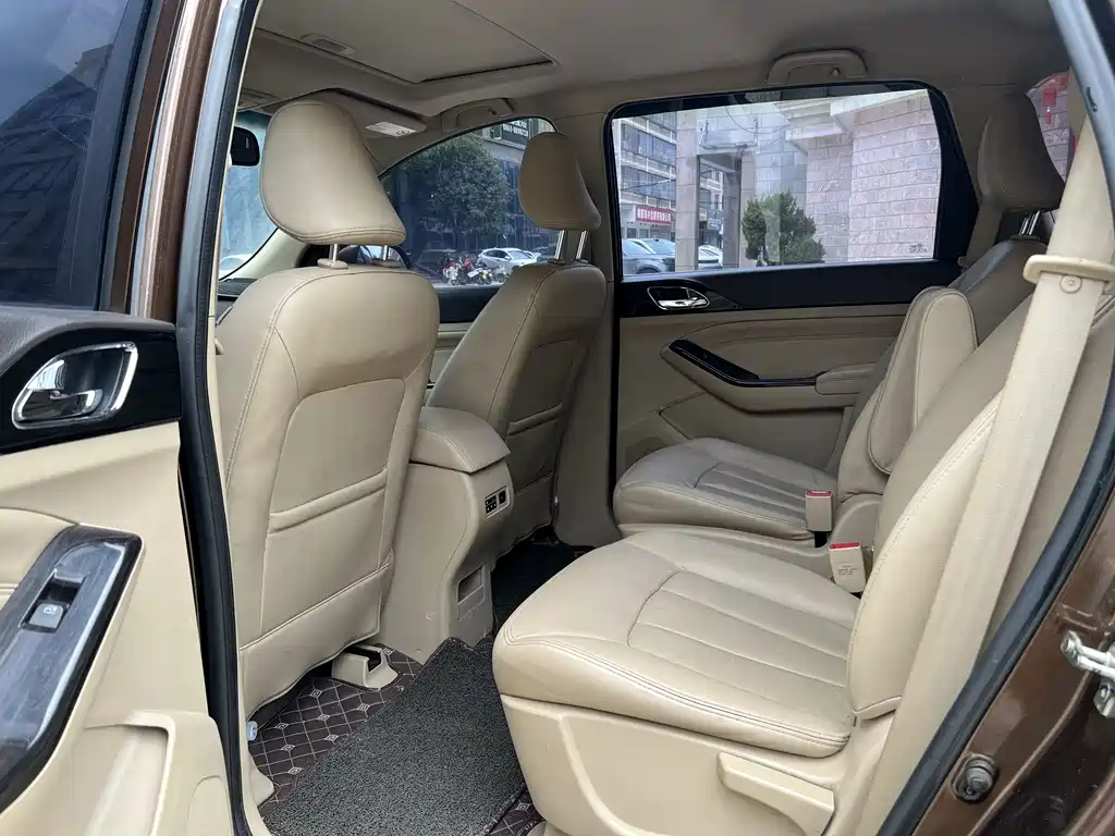 Baojun 730 1.5 L Manual Luxury Navigation ESP 7-seat