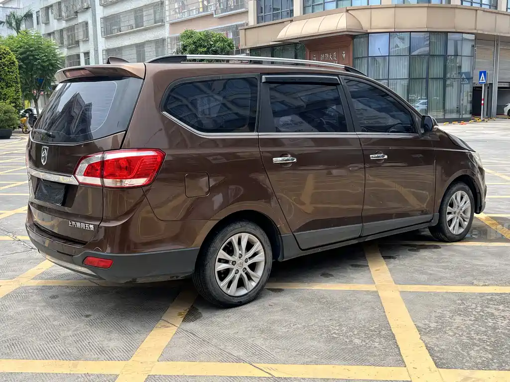 Baojun 730 1.5 L Manual Luxury Navigation ESP 7-seat