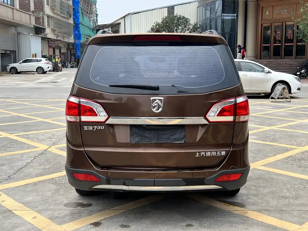 Baojun 730 1.5 L Manual Luxury Navigation ESP 7-seat