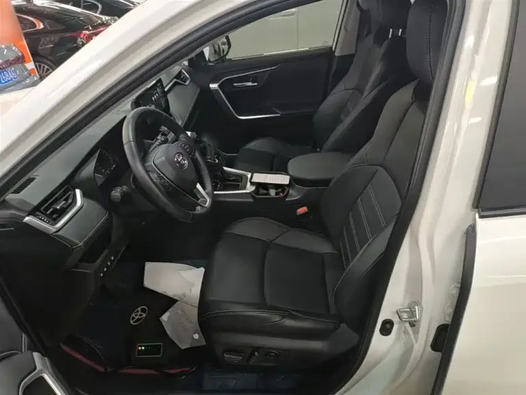 Toyota Wildlander 2.0 L CVT 2 WD Luxury PLUS