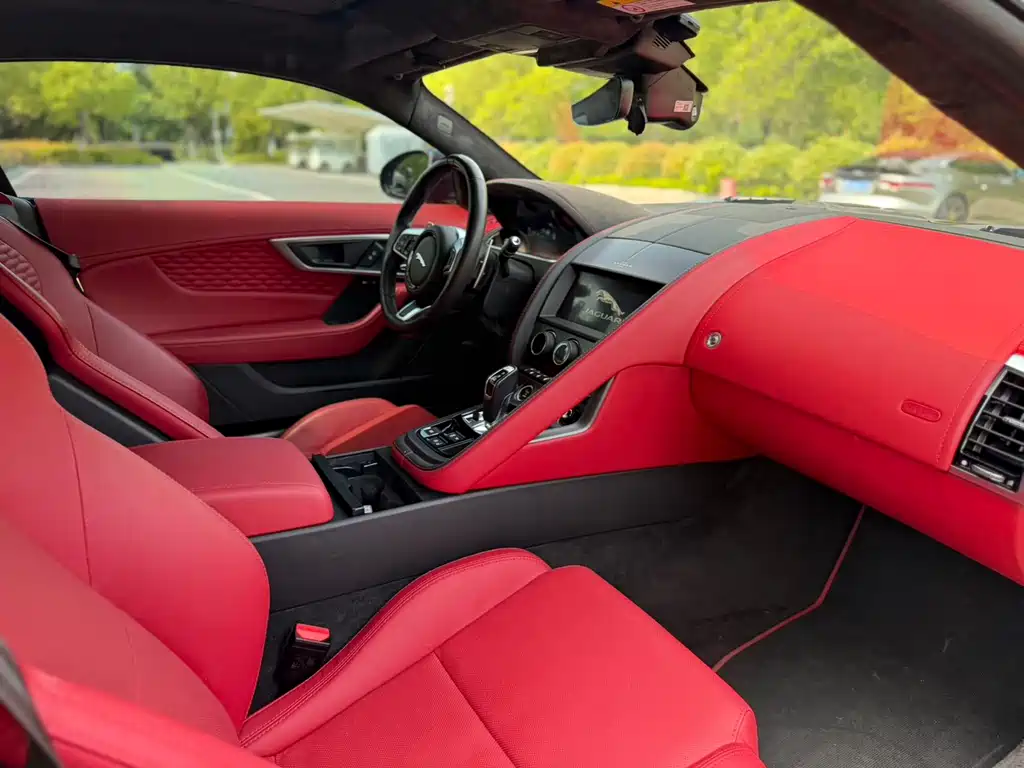 Jaguar F-TYPE P300 Hardtop R-DYNAMIC BLACK