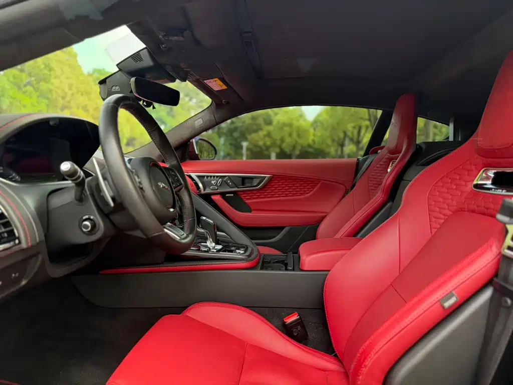 Jaguar F-TYPE P300 Hardtop R-DYNAMIC BLACK
