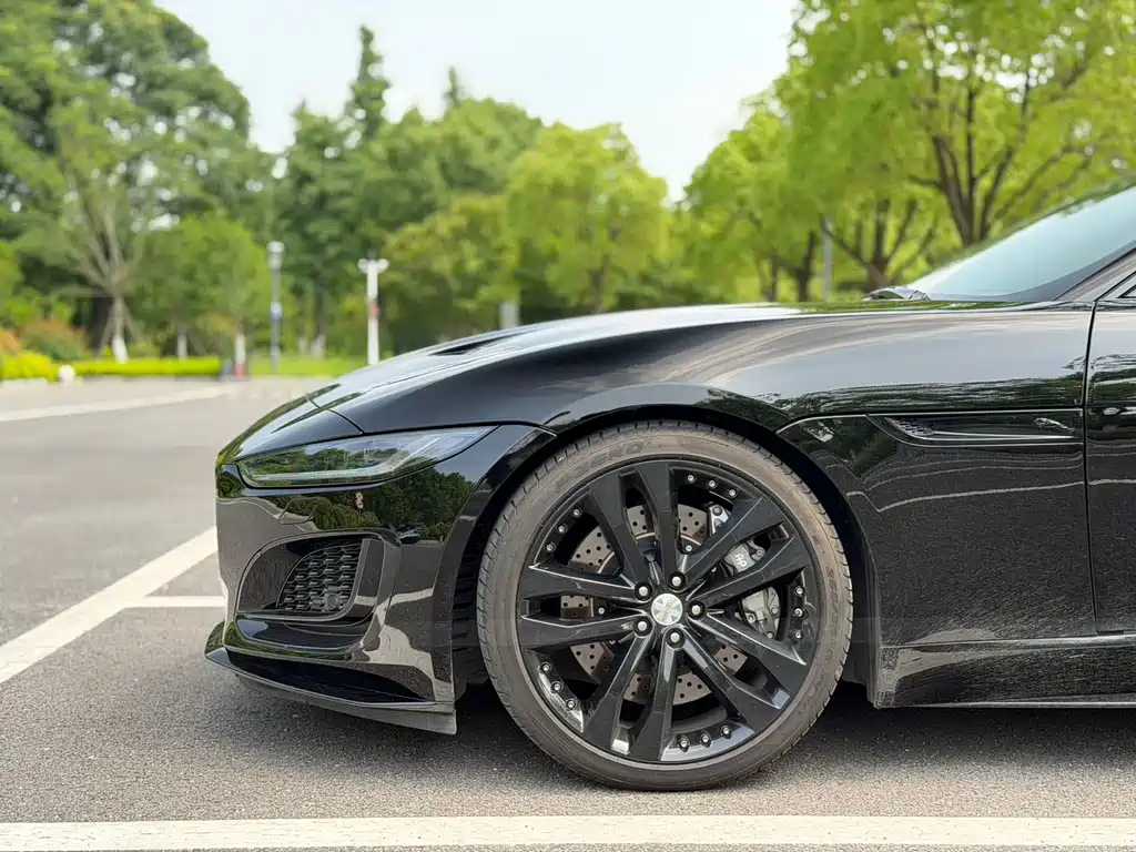 Jaguar F-TYPE P300 Hardtop R-DYNAMIC BLACK