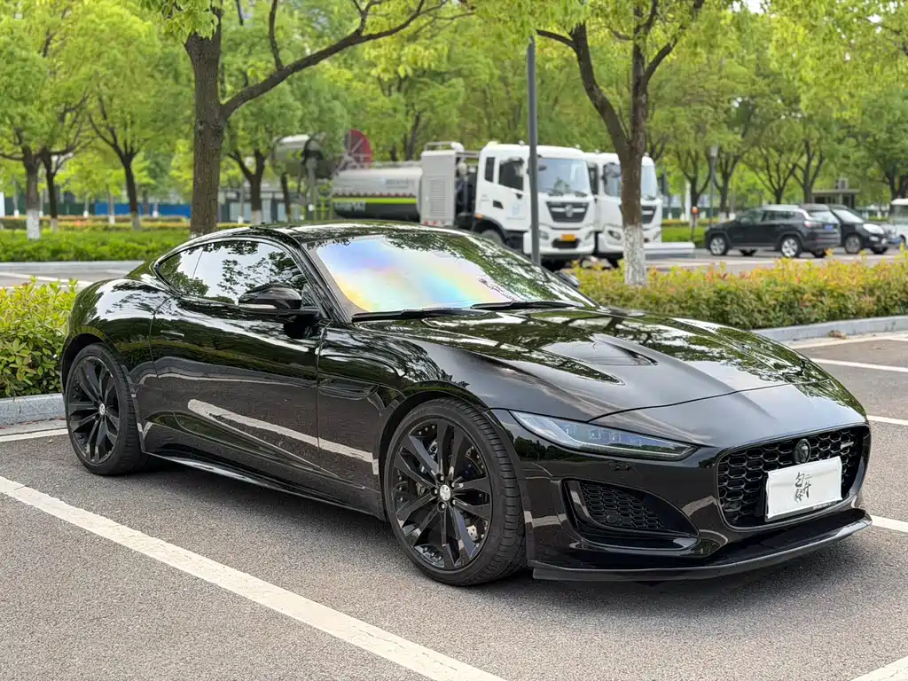 Jaguar F-TYPE P300 Hardtop R-DYNAMIC BLACK