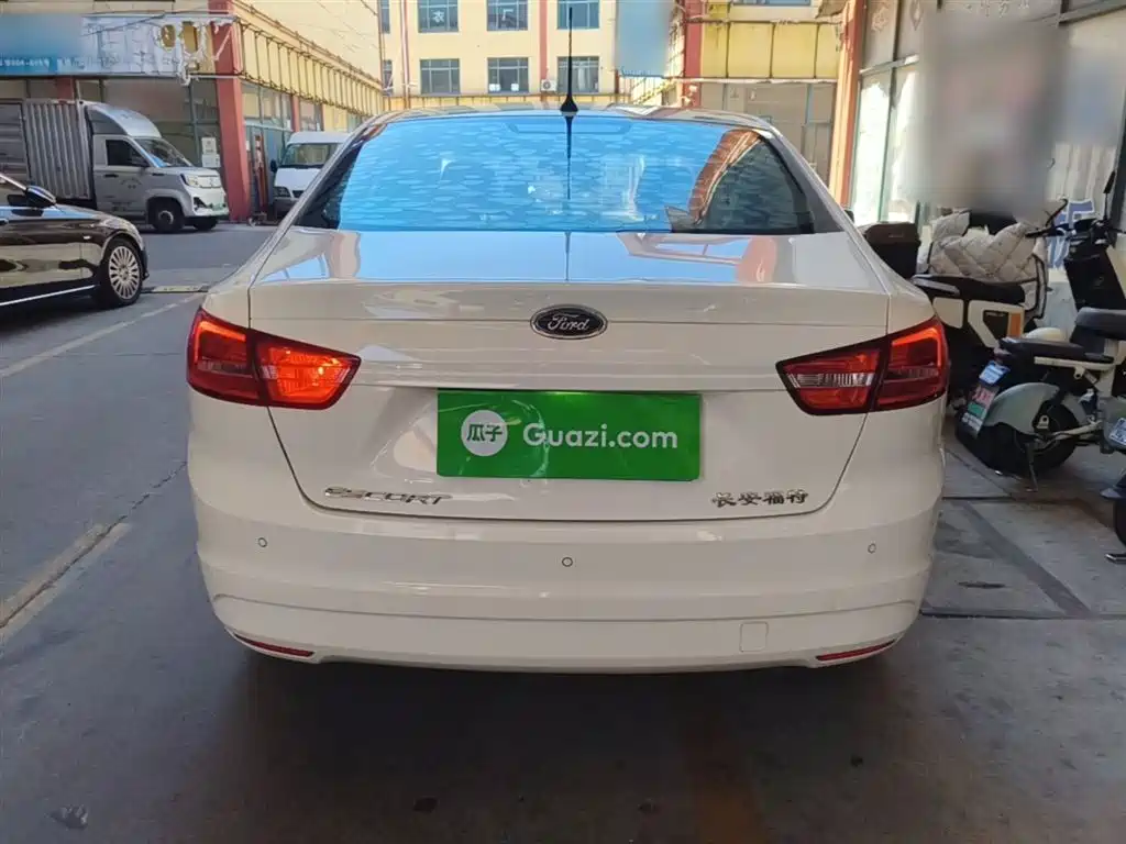 Escort 1.5 L Auto Comfort