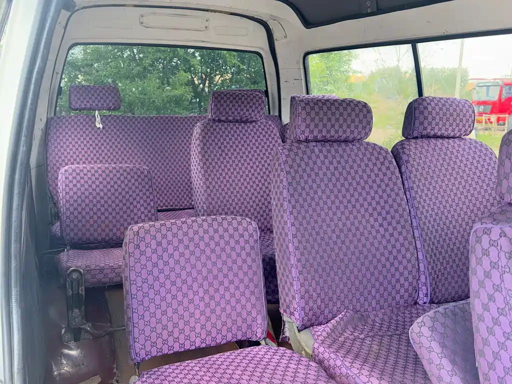 Jinbei Hiace 金杯海狮 2011款 2.2 L第六代翔龙经典型4 G22 D4 B