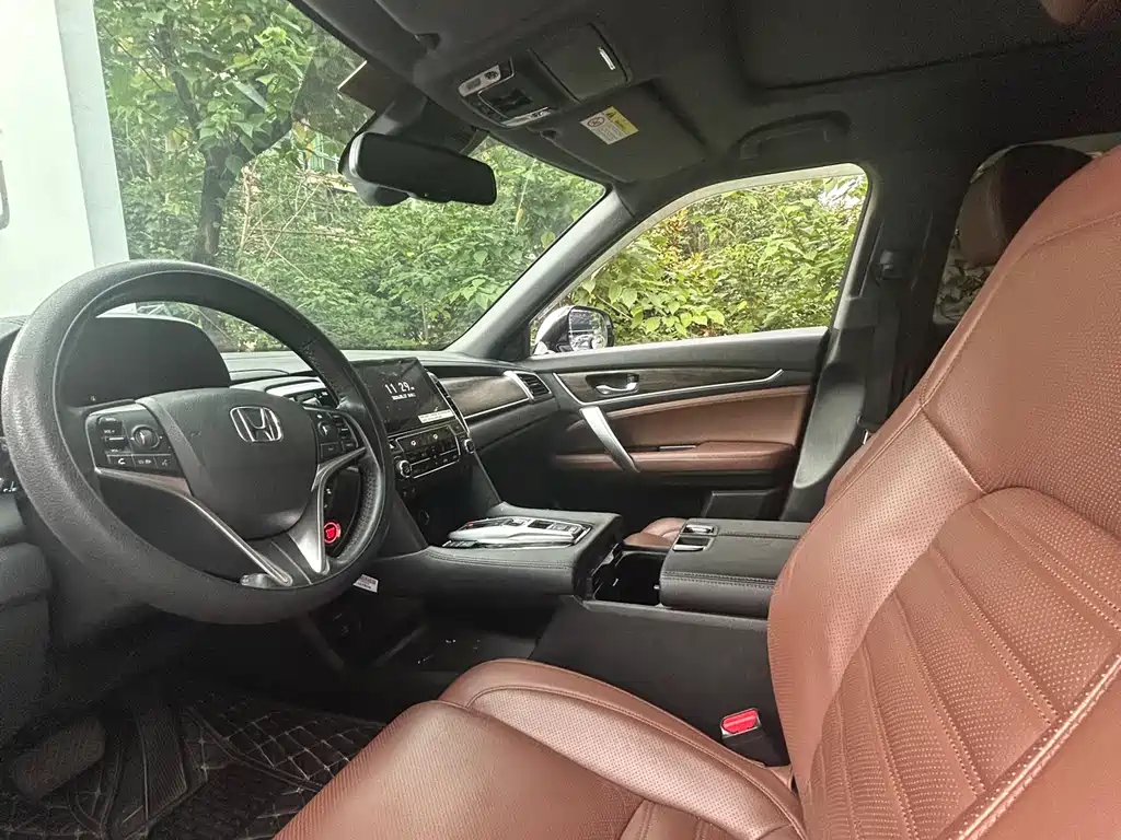 Honda UR-V 370 TURBO 4 WD Honor Shine CN-V