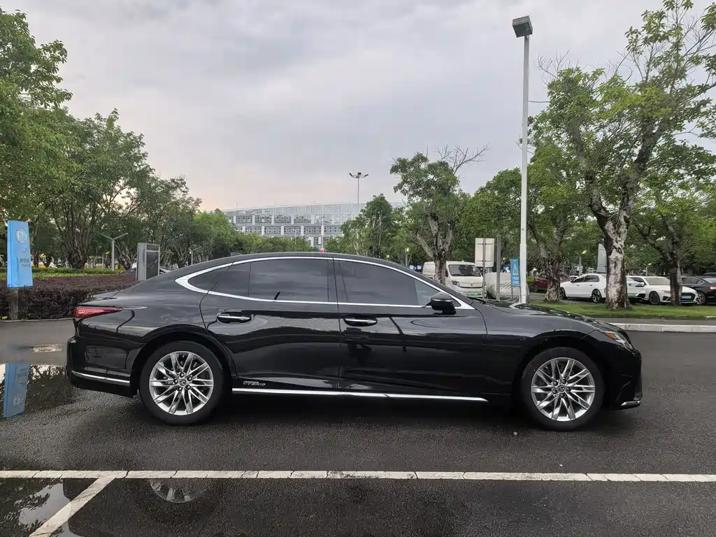 Lexus LS 500 h Luxury