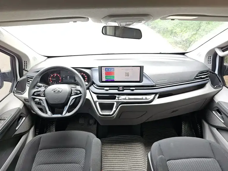 Maxus Xintu V70 新途V70 2023款 2.0 T 精英版 自动长轴中顶 6/7座